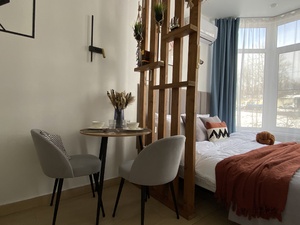 фото Комфортабельная студия Люкс с парящей Qween size кроватью